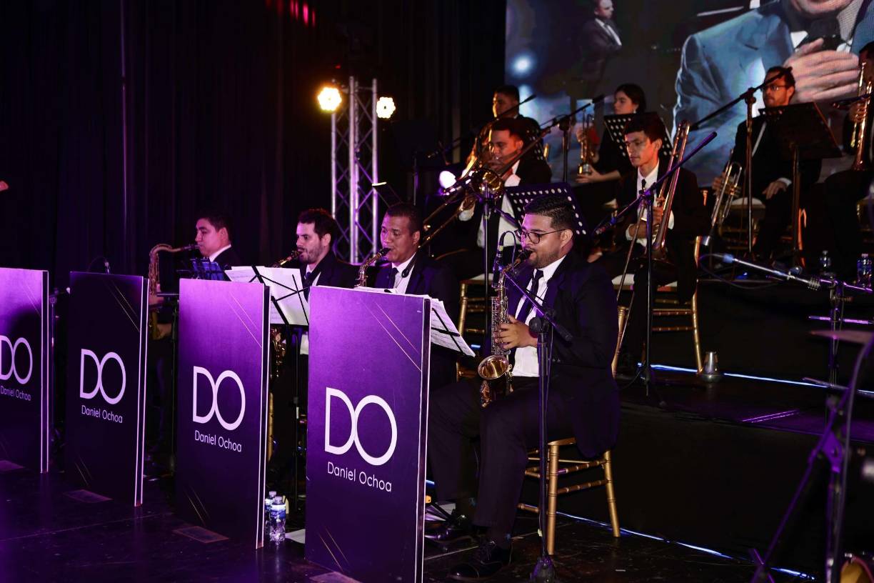 La Big Band Jazz de SPS acompañó a Daniel Ochoa, destacando una vez más por su excelencia y pulcritud en cada una de sus simultáneas ejecuciones. Egar Figueroa, su fundador, ha impulsado calidad y versatilidad en la agrupación. 