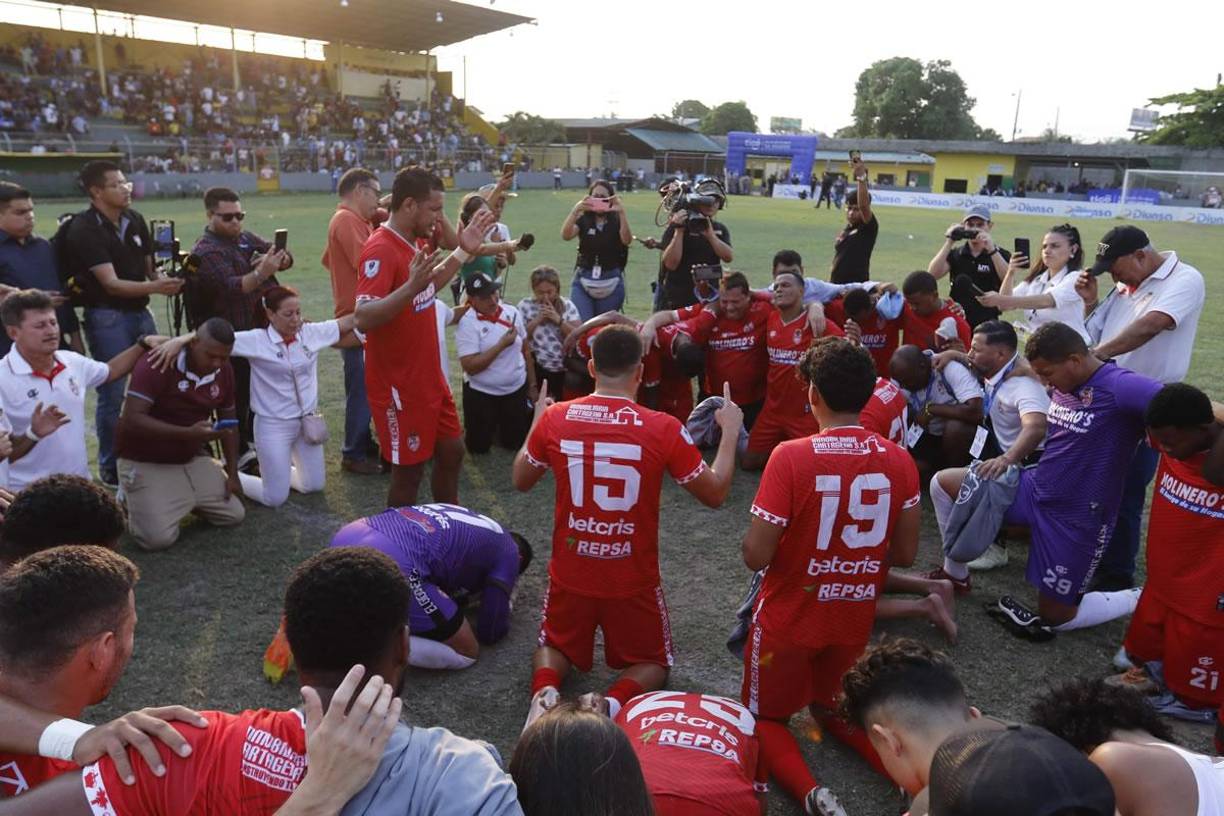 Los jugadores de la Real Sociedad realizaron una oración tras salvarse del descenso.