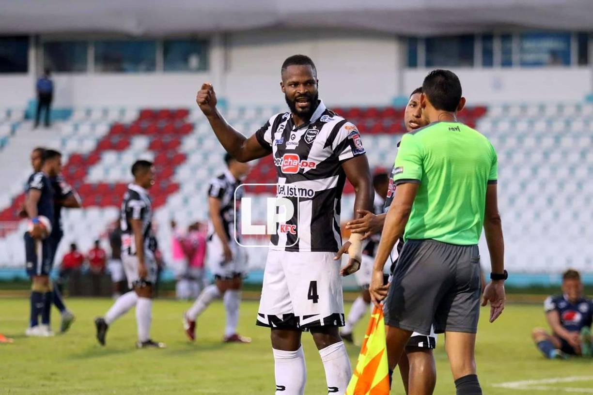 Los jugadores del Tauro FC le reclamaron al árbitro asistente por el penal.