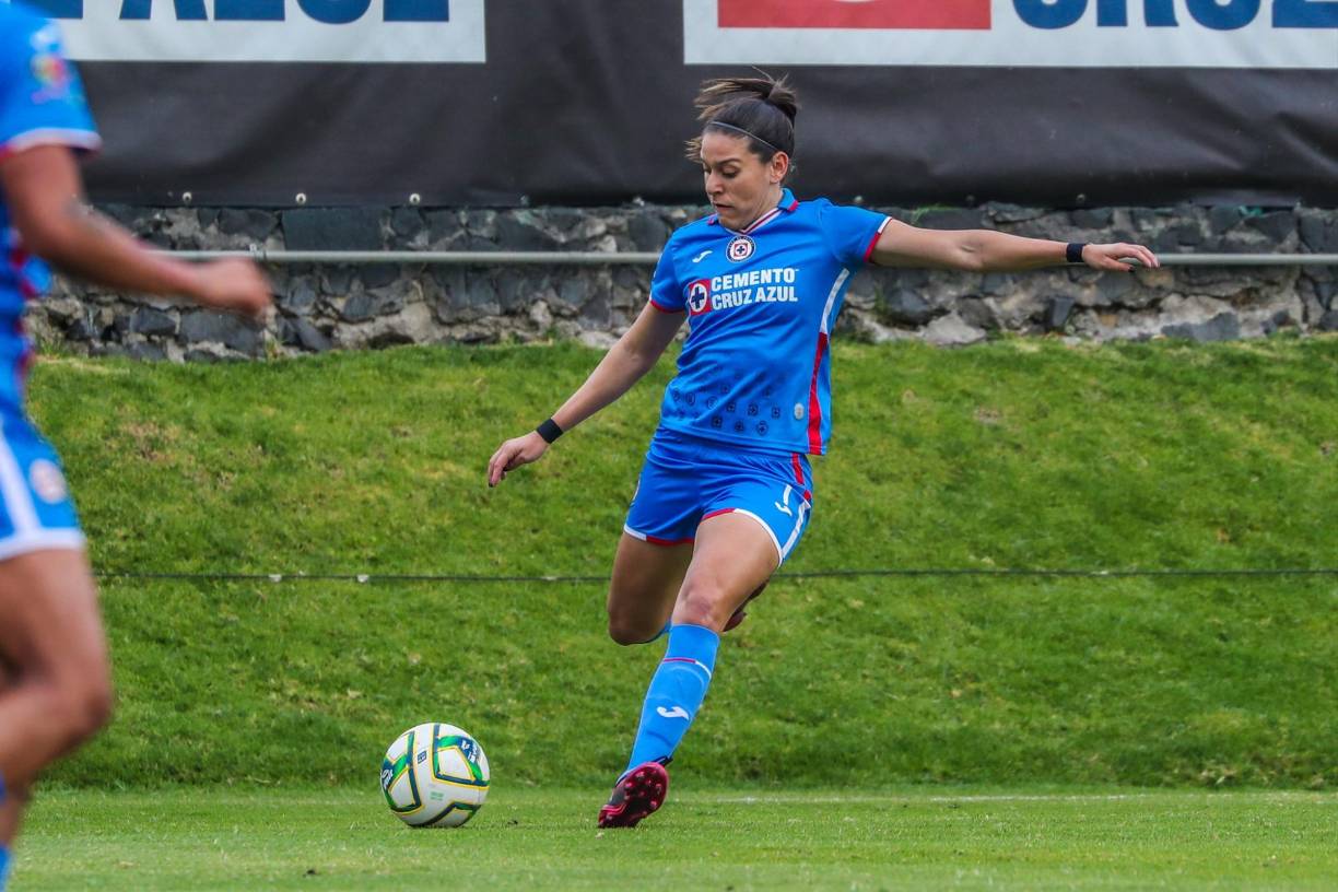 Norma desea un gran presente en su nueva aventura con Cruz Azul. “Sé lo que hay dentro de esa marca que todos llaman, sé lo que es la marca de Norma Palafox y para mí es un ser humano, es quien ha buscado y tocado muchas puertas, alguien a quien no le han regalado nada, literalmente lo que tengo es porque lo he ganado con el sudor de mi frente, he sacrificado muchas cosas y creo que nadie entiende el contexto de todo lo que implica para cada una de nosotras porque no solamente hablo de mí, sino de mis compañeras”, dijo en una entrevista con diario Esto.