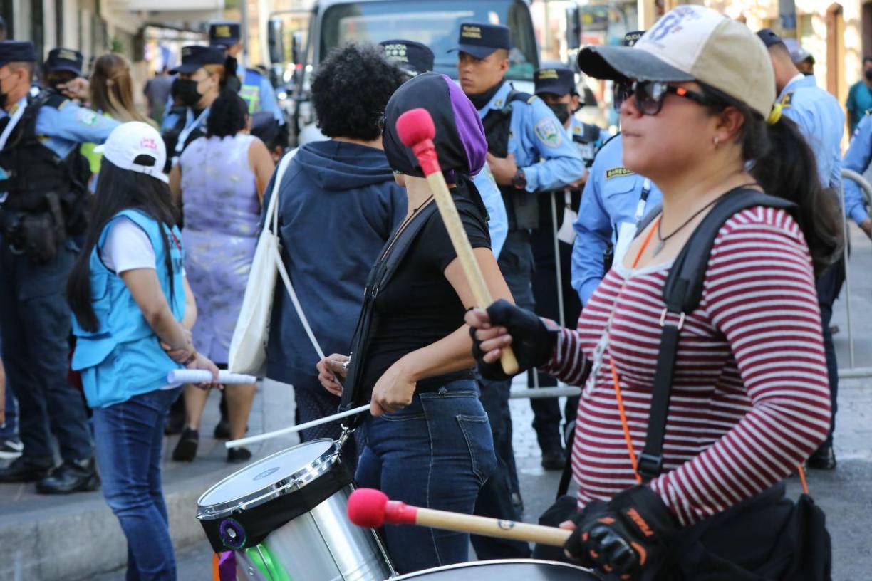 Mujeres protestaron en los bajos del Congreso Nacional.