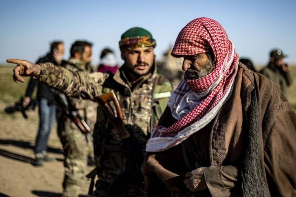 Miles de civiles han abandonado Al Baguz, en su mayoría familiares de los combatientes, así como otros que estaban siendo retenidos por estos, y han sido evacuados por las FSD a campos de desplazados o centros de detención.