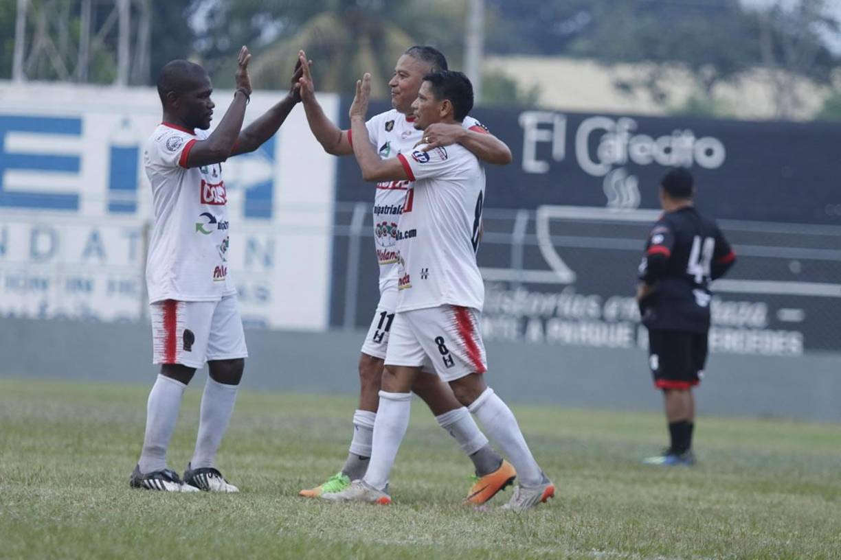 Milton ‘Tyson‘ Núñez es felicitado por Wilmer ‘El Matador‘ Velásquez y Óscar ‘El Pescado‘ Bonilla.