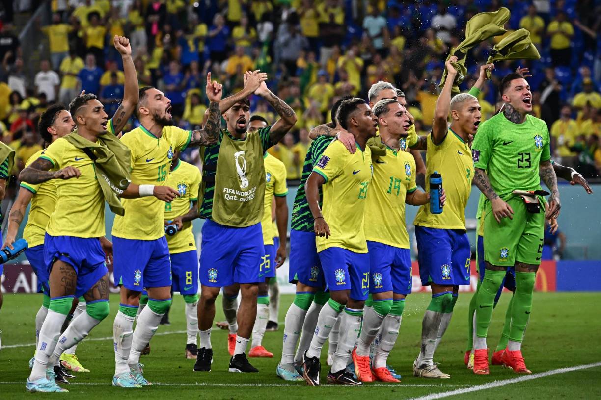 Y el grupo completo celebró con su afición entre saltos y cánticos.