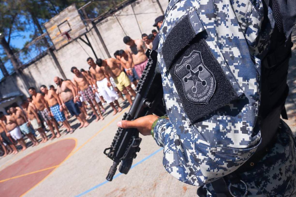 Pese a esta medida extraordinaria y a las detenciones masivas, las pandillas mantuvieron el domingo su desafío al Gobierno de Bukele.