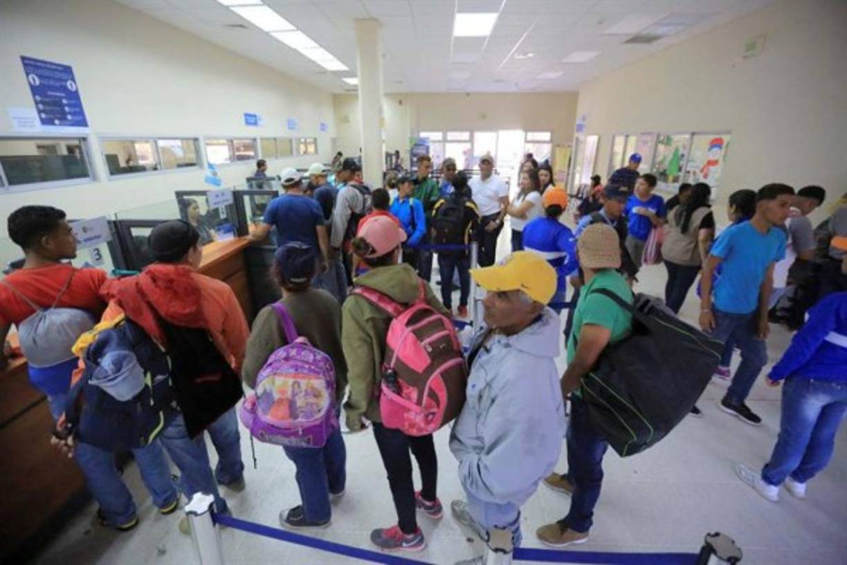 De esa terminal de buses salió la primera caravana de unos 2.000 hondureños el pasado 13 de octubre y una segunda con un número menor partió cuatro días después desde la zona sur del país. Luego otras salieron de El Salvador y Guatemala. <br/><br/>En la imagen, varios hondureños hicieron trámites migratorios en la aduana de Agua Caliente frontera entre Honduras y Guatemala.EFE