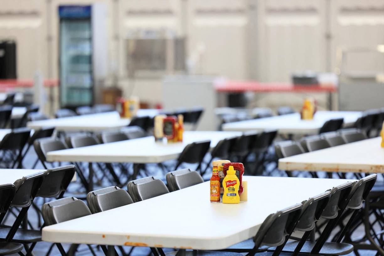 Este gigantesco refugio, denominado Centro de Ayuda y Respuesta Humanitaria, dará refugio temporal a unos 500 adultos solicitantes de asilo a partir de este miércoles, según informaron medios locales.