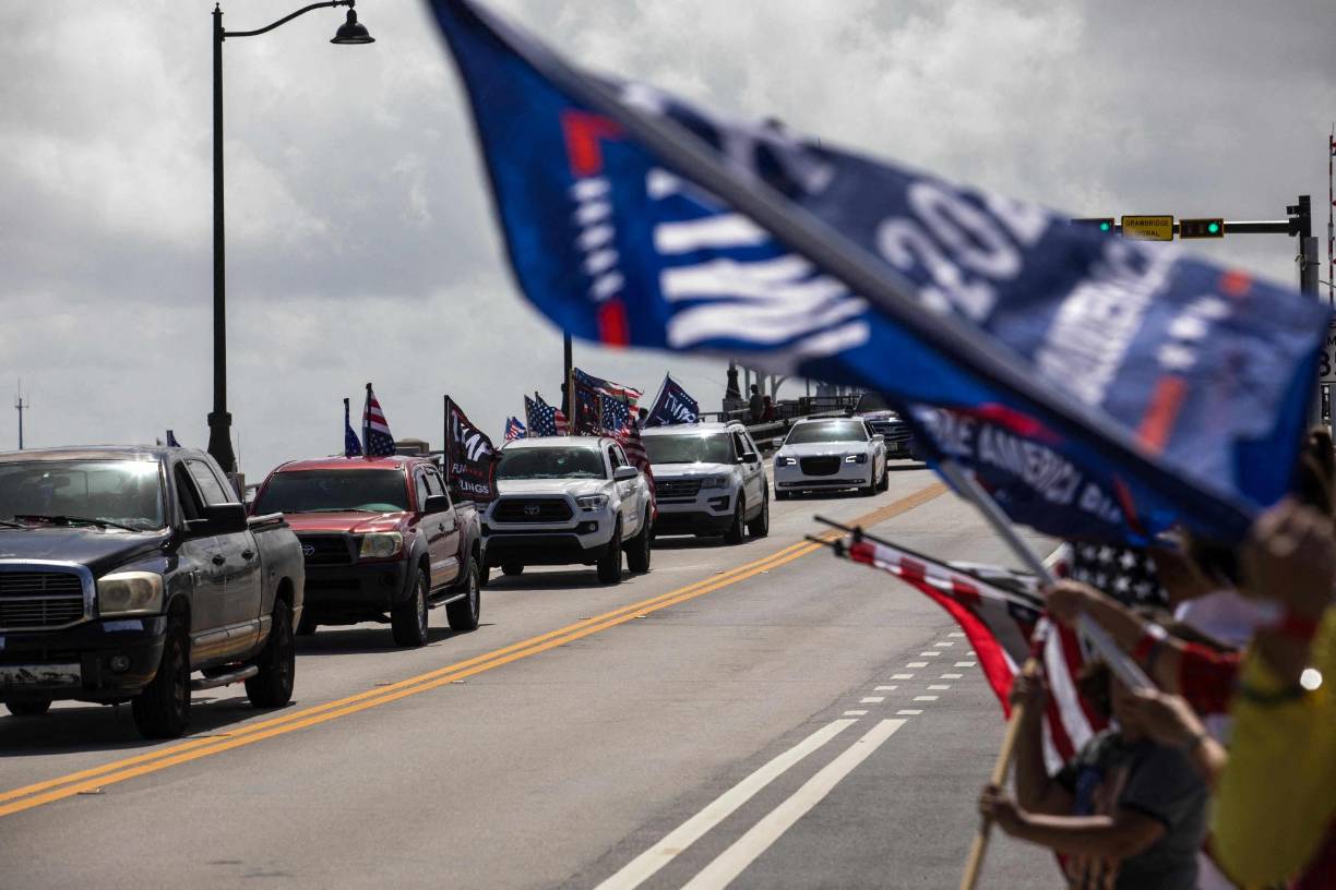 “El presidente necesita saber que lo aman, que lo apoyamos y nunca nos rendiremos. Vale la pena luchar por la libertad de Estados Unidos”, explicó Alexandra a EFE en este acto organizado por la asociación de extrema derecha Turning Point Action.