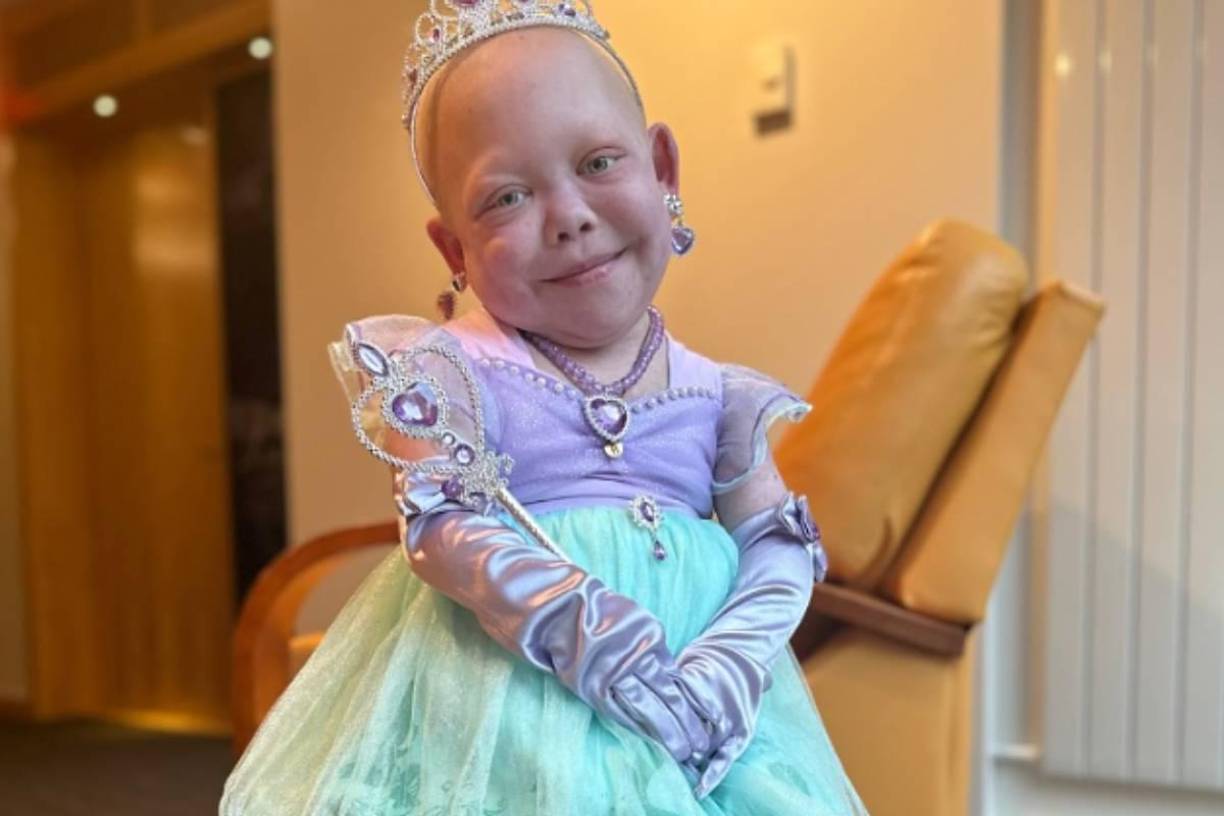 Poco después, explicaba que los médicos le había dicho que habían visto este tipo de reacción después de un trasplante de médula ósea, pero desconocían qué estaba sucediendo con su hija.