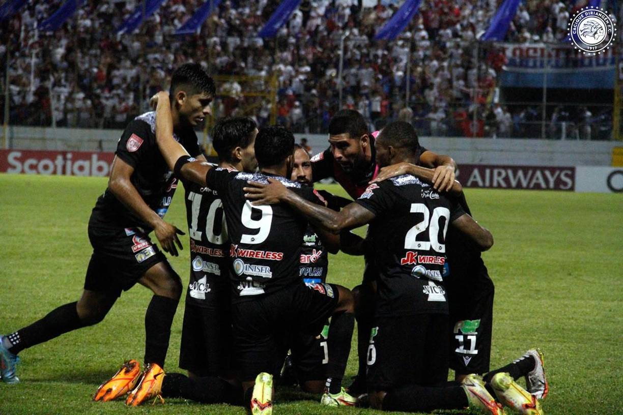 Jugadores del Diriangén celebrando el gol del argentino Leonel Torres.
