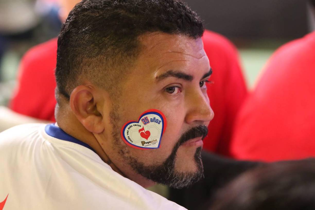 El público y otras personas que asistieron al telemaratón se muestran alegres, puesto que la causa es noble y solidaria.