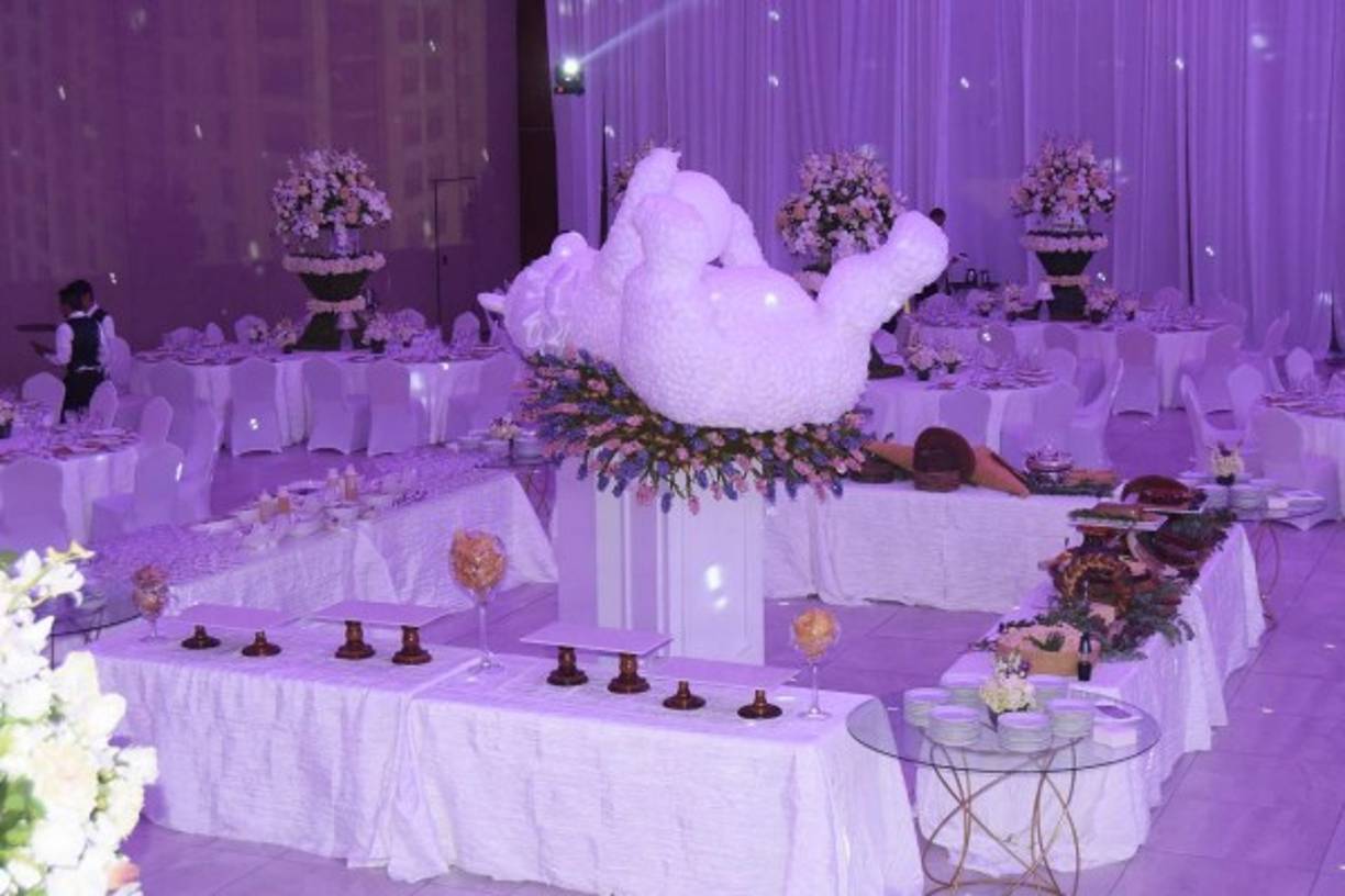 Enormes osos polares engalanaron el bufé de mariscos, delicatessen y otros pasabocas exóticos.