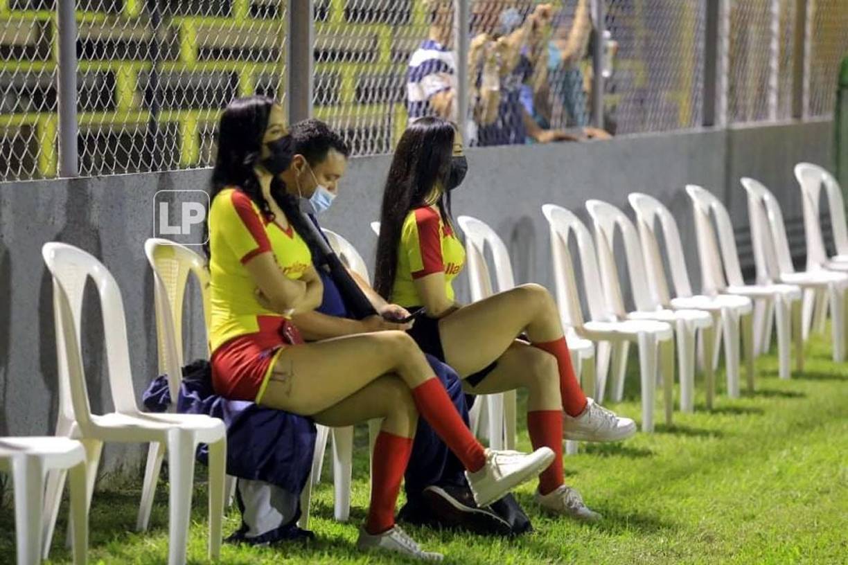 Estas guapas sexys edecanes cautivaron en la grama del estadio Humberto Micheletti durante el juego Honduras Progreso-Motagua.