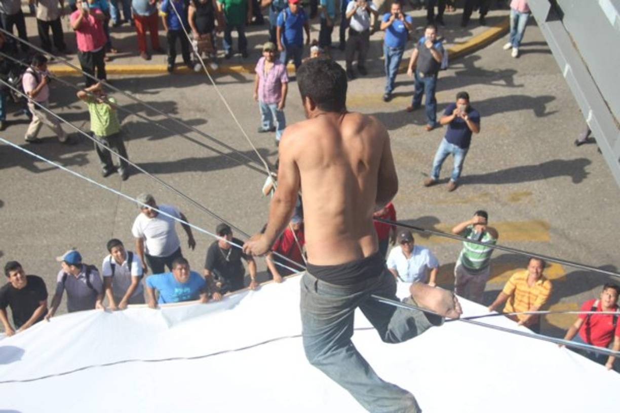Uno de los policías contó que a eso de las 5 de la mañana Óscar fue visto sentado en el barandal del paso a desnivel que hay en la zona, y al ser abordado por los policías, trepó a la torre amenazando con lanzarse.