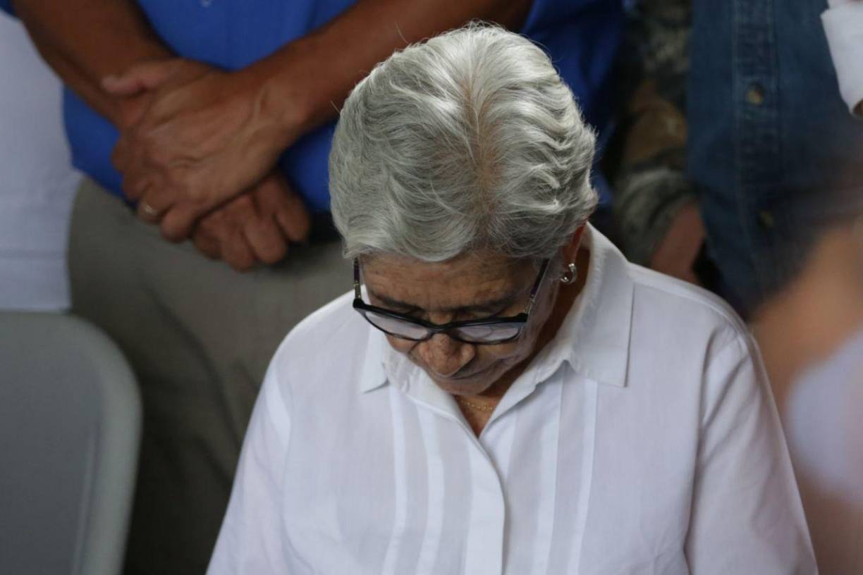 Con sus manos entrelazadas, jugando con sus pulgares y cabizbaja apareció doña Elvira, mamá de Juan Orlando Hernández, en la conferencia de prensa que ofreció su nuera Ana García y sus dos nietas Isabela y Daniela Hernández tras que el expresidente fuera sentenciado a 45 años de prisión por delitos de narcotráfico.