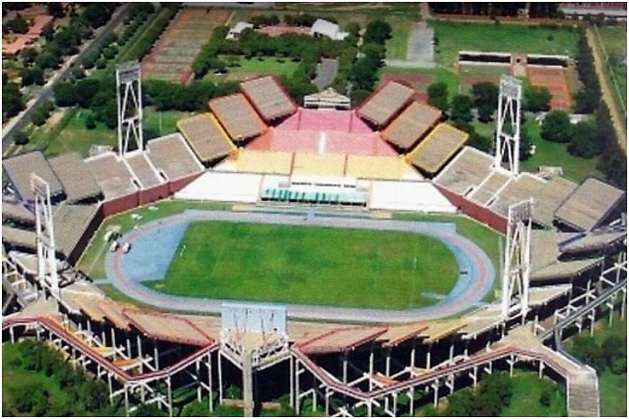 El Mmabatho Stadium se encuentra en Sudáfrica. Más que su ubicación, lo peculiar de este terreno de juego es la colocación de alguna de sus gradas ya que no miran al terreno de juego.