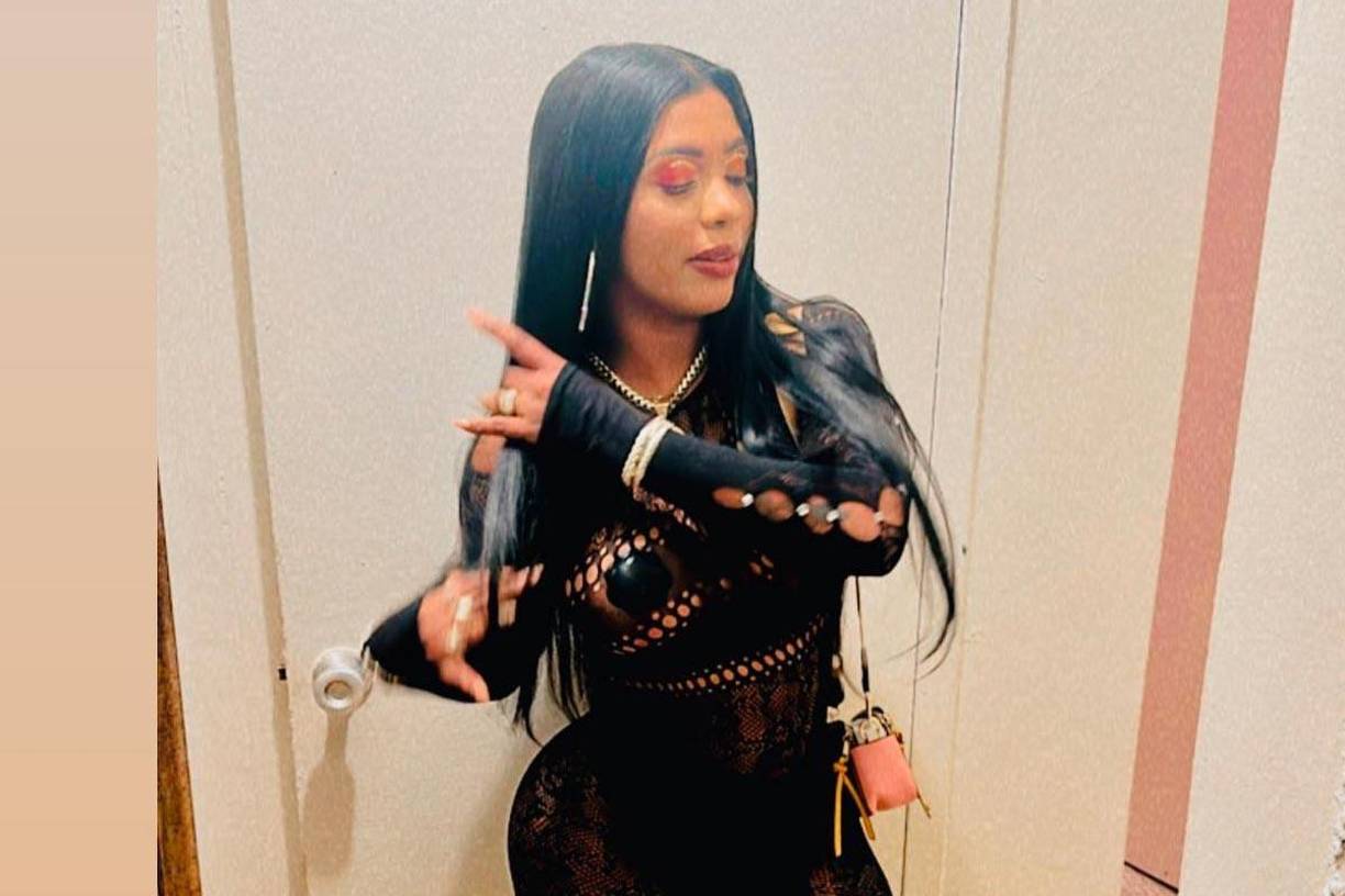  Su comunidad llora su partida y se une en un sentimiento de indignación y tristeza.