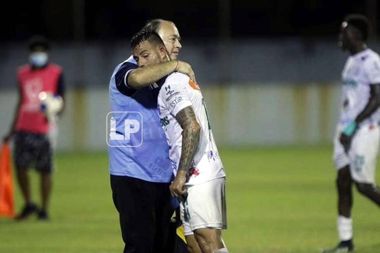 El capitán del Platense, Jorge Cardona, es consolado por un miembro del cuerpo técnico.
