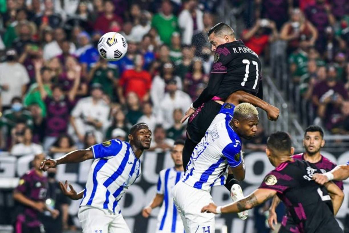 Otro ángulo del remate de cabeza de Rogelio Funes Mori superando a la defensa hondureña.