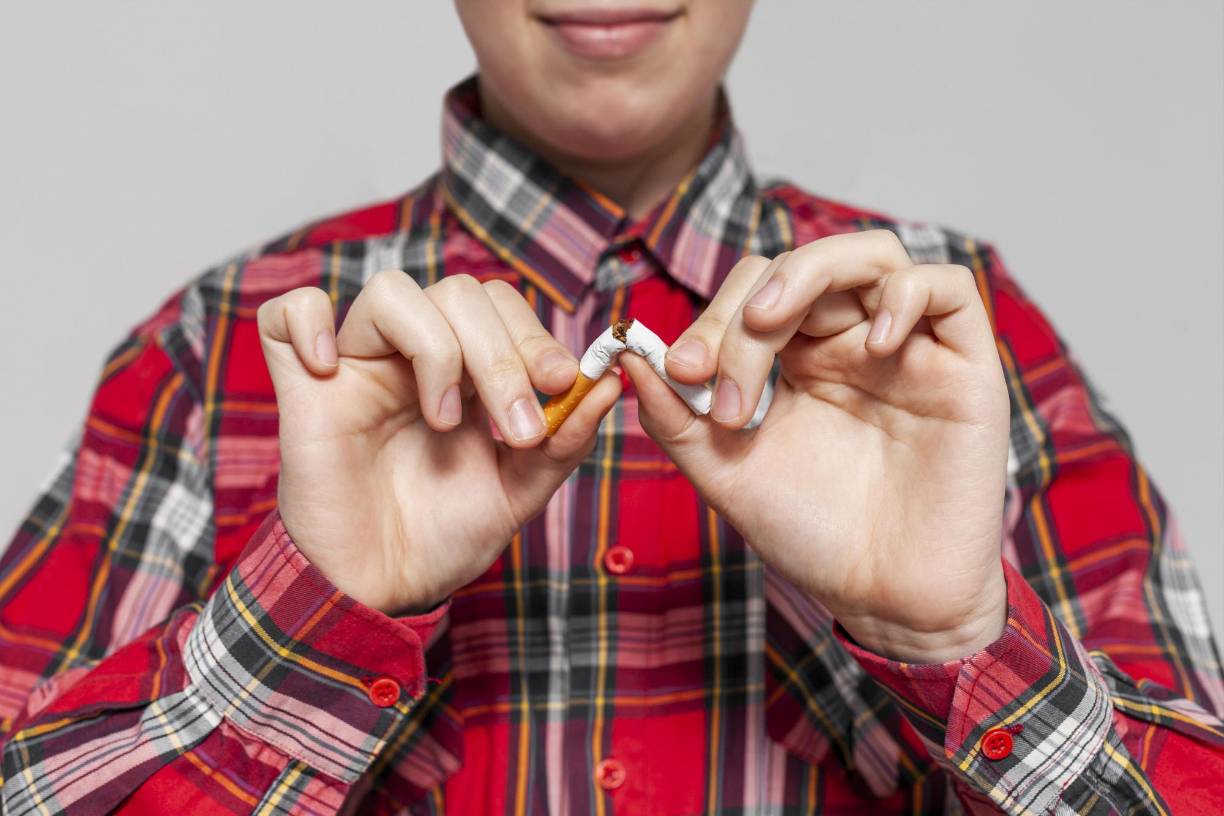 Evita fumar, por lo mismo que te comentábamos antes, todos los tóxicos del cigarrillo se verán reflejados en tu salud y tu piel. El tabaco acelera el envejecimiento y es causante de otros problemas como cáncer de pulmones, Epoc y asma. 