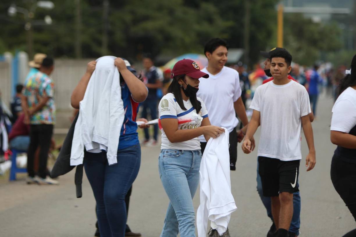Algunos aficionados tuvieron una de las dos camisetas que portaban. Esto se debe a una determinación de la Policía Nacional.