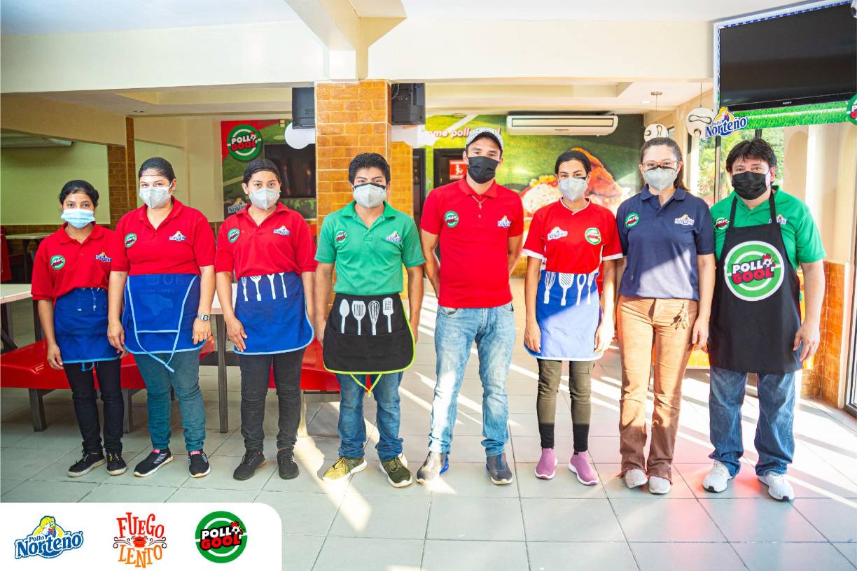 El personal de “Pollo Gool” recibió con mucho entusiasmo al jurado calificador de Pollo Norteño y a los jueces invitados que llegaron a degustar el pollo con tajadas. 