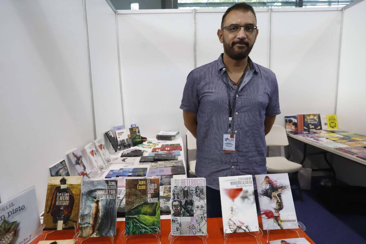 Mauricio Orellana Suárez de la Editorial Sin Pisto, también de El Salvador. En su cubículo puede encontrar obras literarias que fueron hechas por autores de ese país, así como del resto de Centroamérica. 