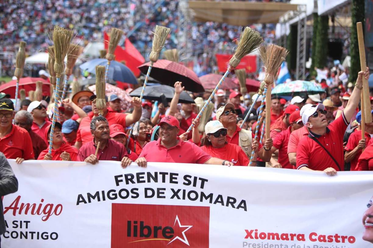 La manifestación gubernamental, detuvo por más de 40 minutos, el desfile de los colegios que realizan su ingreso al recinto capitalino. 