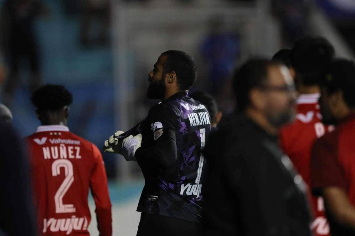 Edrick Menjívar le mostró el escudo de Olimpia a los aficionados de Motagua tras el final del partido.