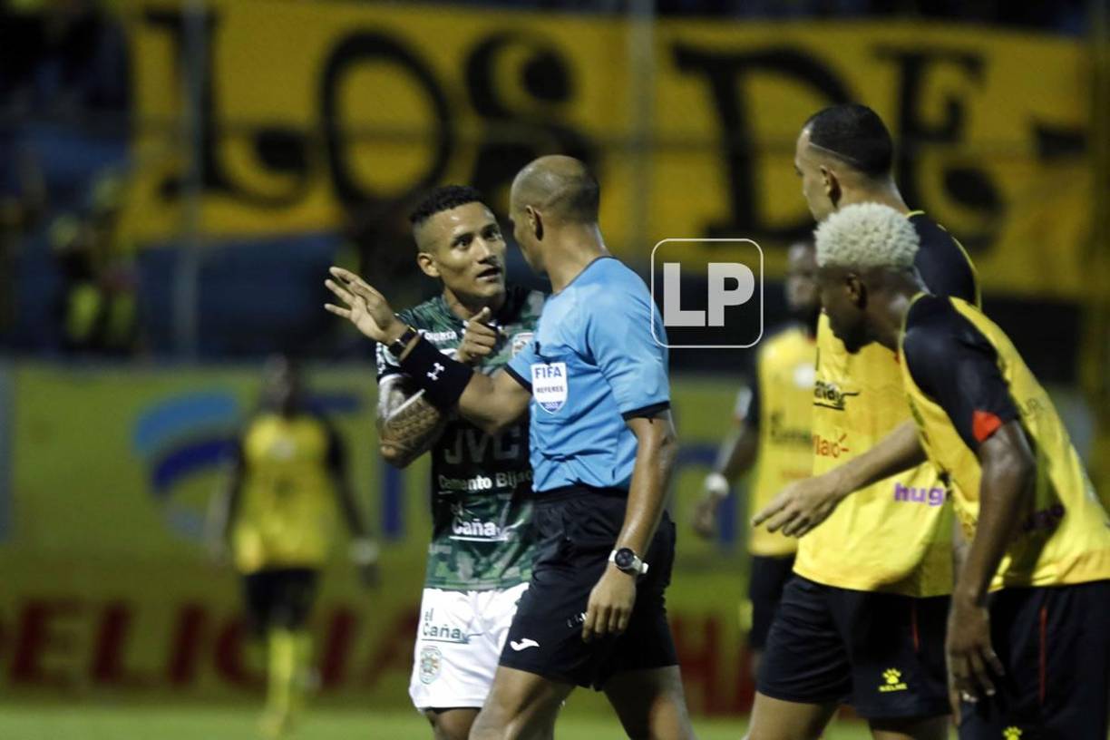 Luis Garrido reclamando al árbitro Óscar Moncada.