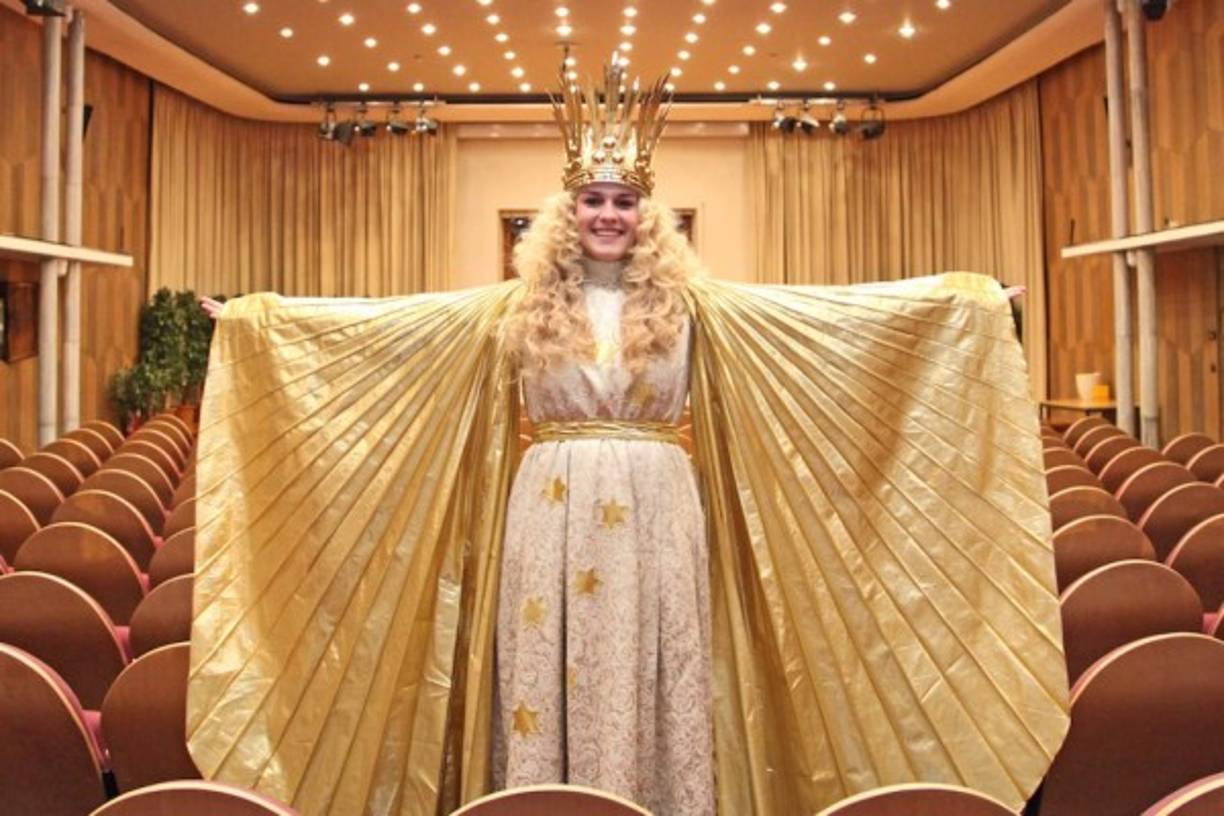 Alemania. Los niños no esperan a Papá Noel sino a Christkind, el mensajero del Niño Jesús. La gran mayoría de veces suele ser una chica joven, muy elegante vestida de ángel, y les deja algún pequeño presente al sonido de una campanilla.