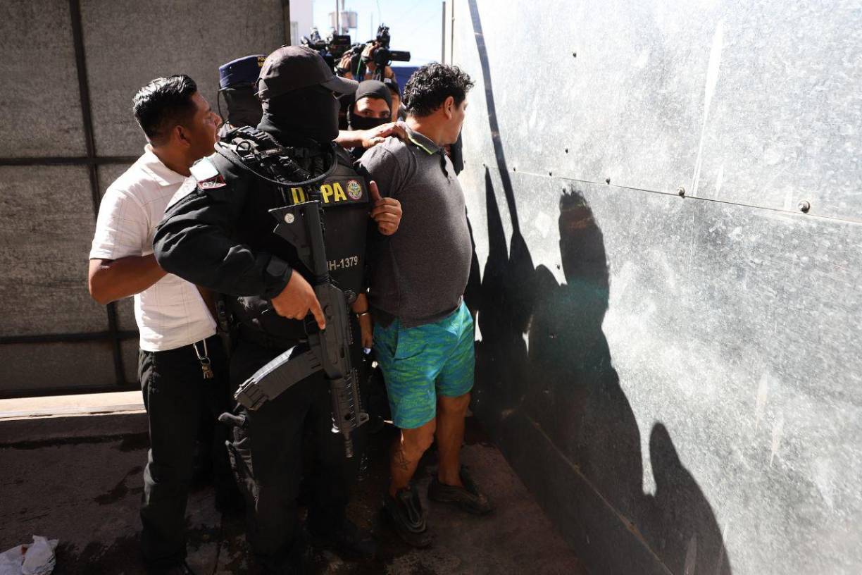 El exjugador fue escoltado por agentes de la Dirección Nacional Policial Antidrogas (DNPA). 