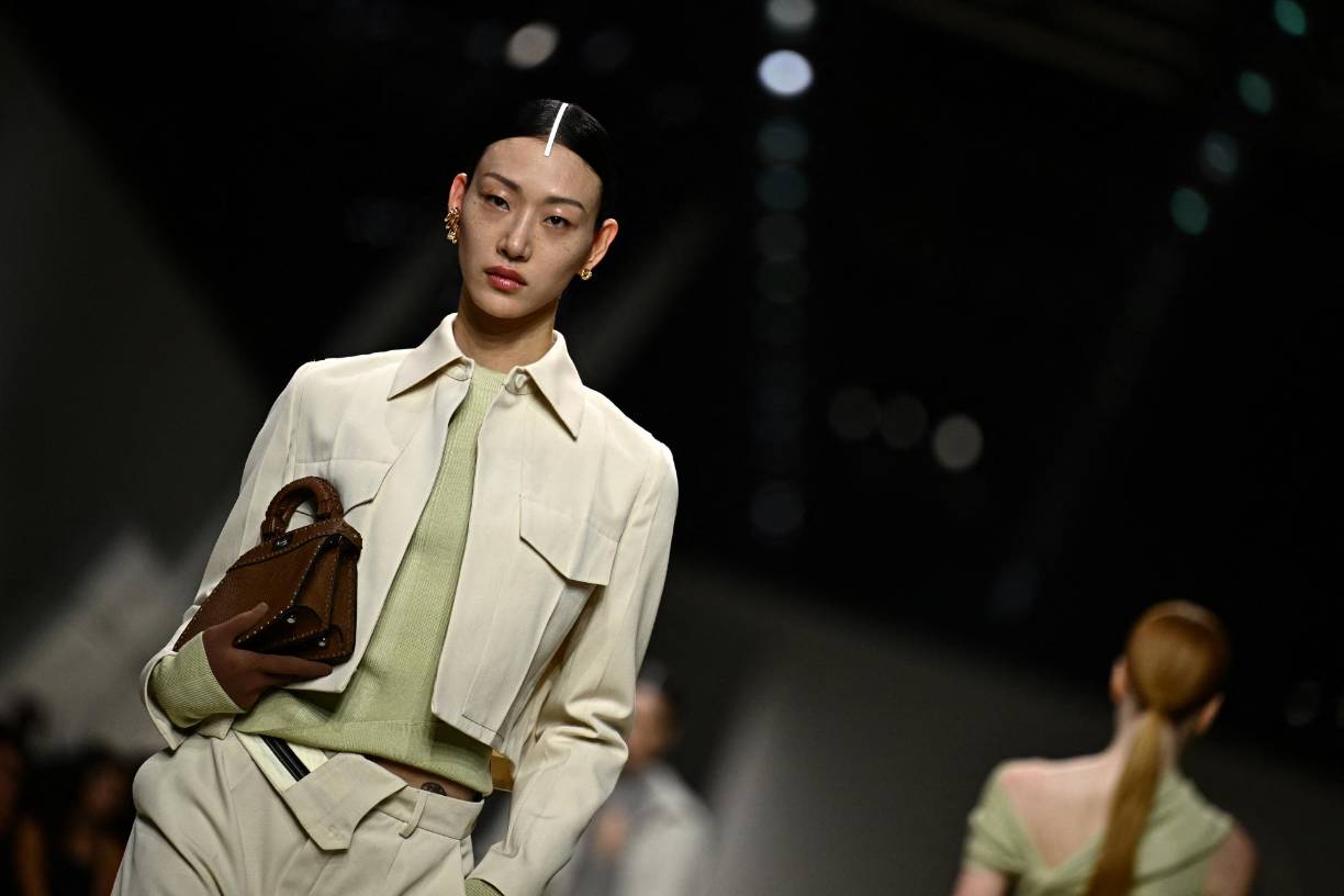  Los tejidos de punto de canalé ligeros también regresaron esta temporada, creando vestidos que se ajustan al cuerpo con detalles recortados, mientras que otros tejidos de intarsia fueron adornados con un colorido gráfico del logo Doble-F de la casa. 