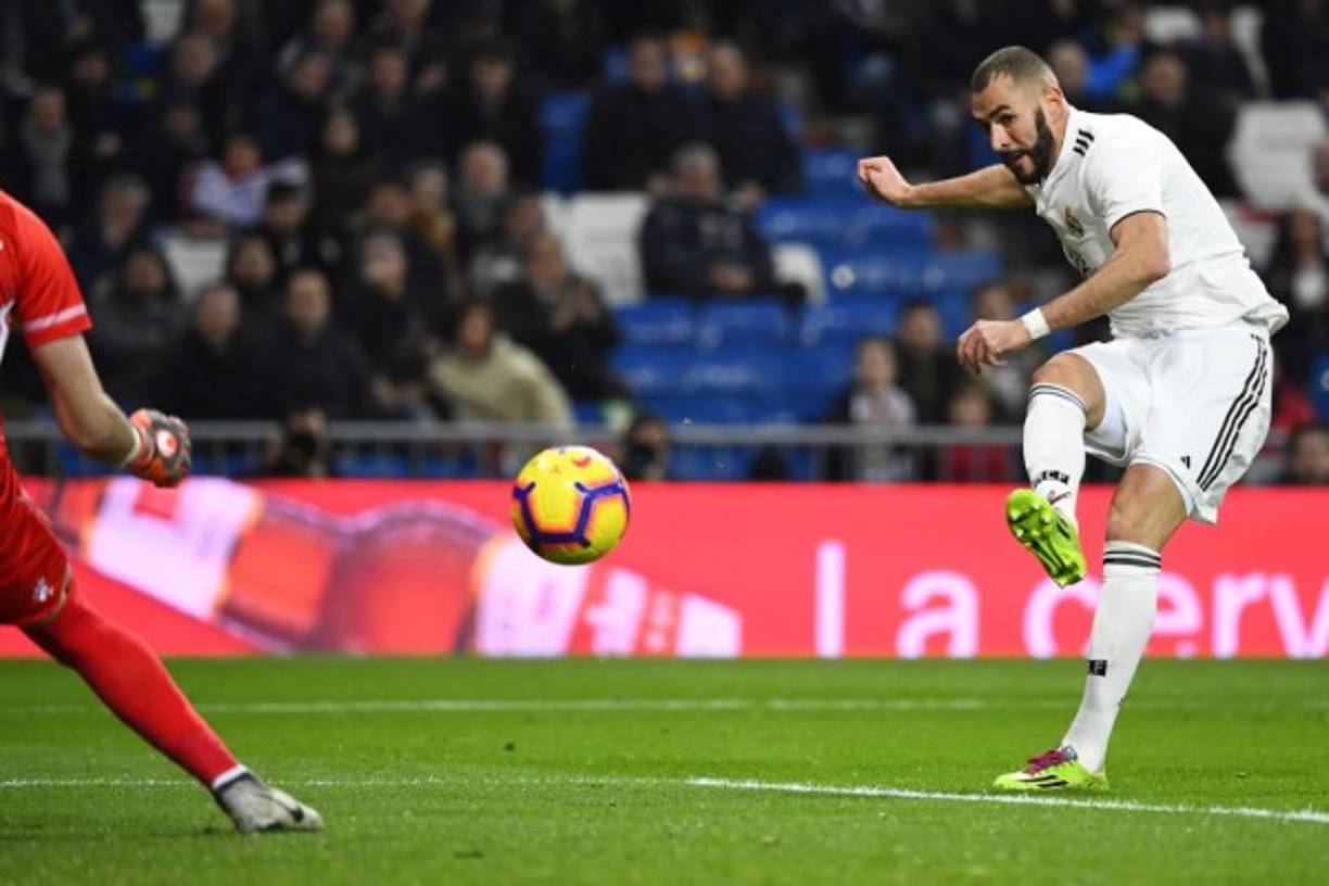 Karim Benzema recibió el pase de Lucas Vázquez y marcó su gol con este disparo de derecha cruzado.