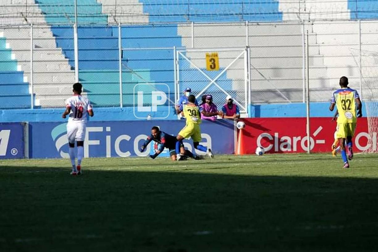 La falta penal del portero Edrick Menjívar sobre el colombiano Luis Hurtado.