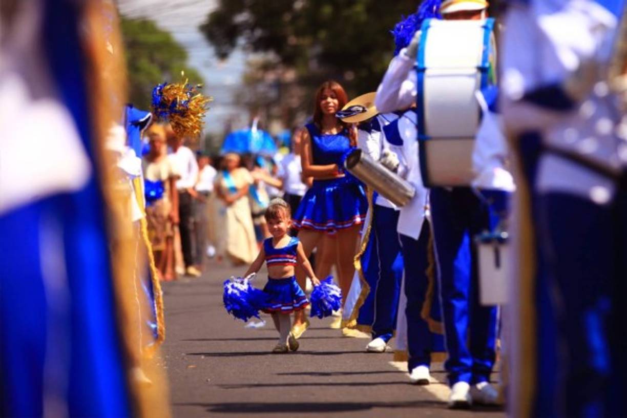 Una 'baby'palillona acompaño la delegación de un colegio en San Pedro Sula.