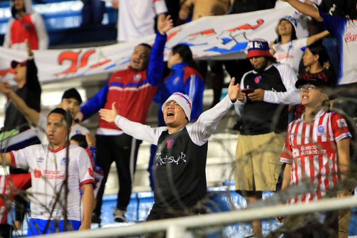 La barra de Olimpia alentó los 90 minutos a su equipo en el Nacional Chelato Uclés en partido reprogramado por la jornada 4 del torneo Apertura 2023 de la Liga Nacional.