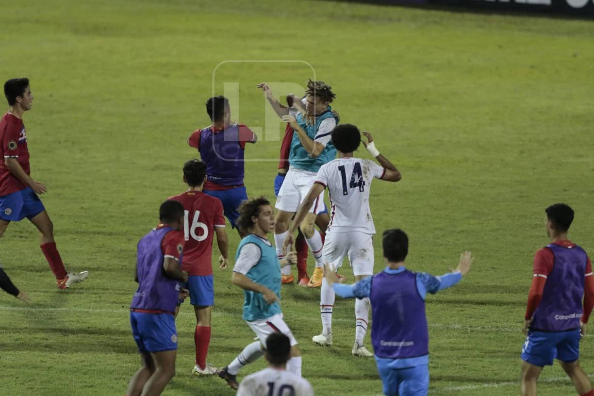 Jugadores de Costa Rica y Estados Unidos se fueron a los golpes.