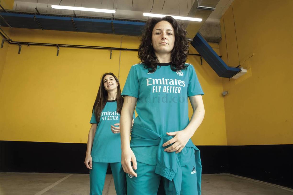 Ivana Andrés, capitana del Real Madrid Femenino, durante la exposición de la camiseta esmeralda.