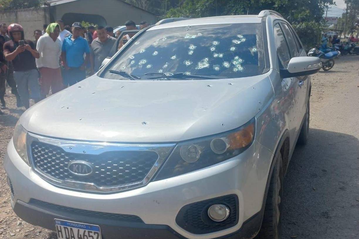 Se presume que los dos hombres y la mujer, ninguno identificado, fueron asesinados con armas de fuego en el exterior del negocio.