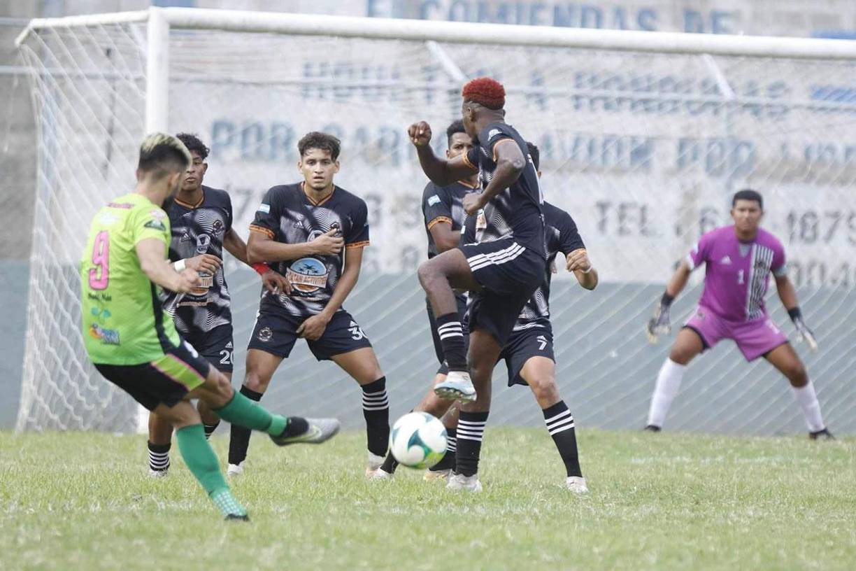 Jefry Paz cobrando un tiro libre que rechazó el portero de la Juventus FC y terminó en gol de Jafeth Sabillón.