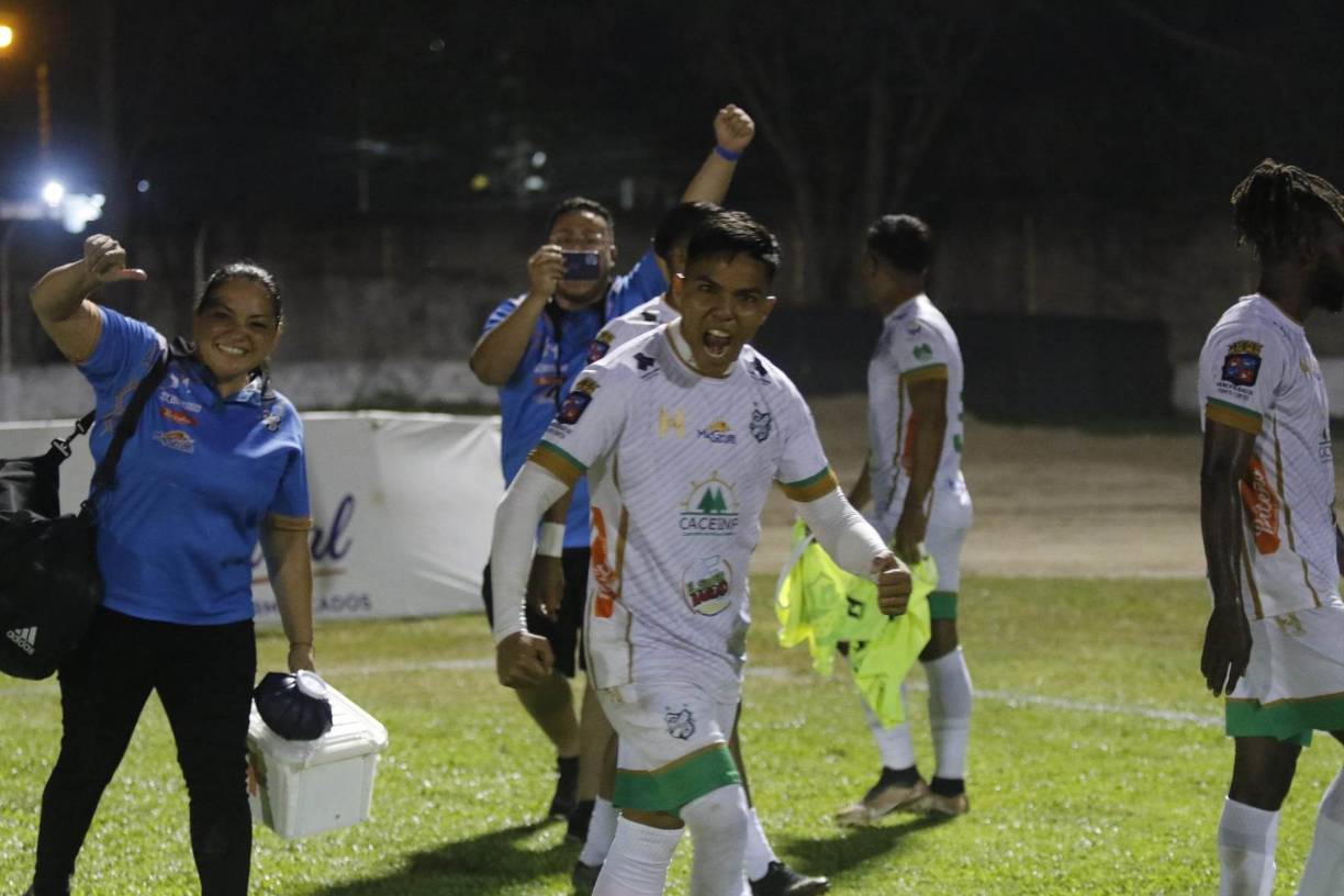 Gritos de emoción y abrazos entre los jugadores y cuerpo técnico también se hicieron presentes.
