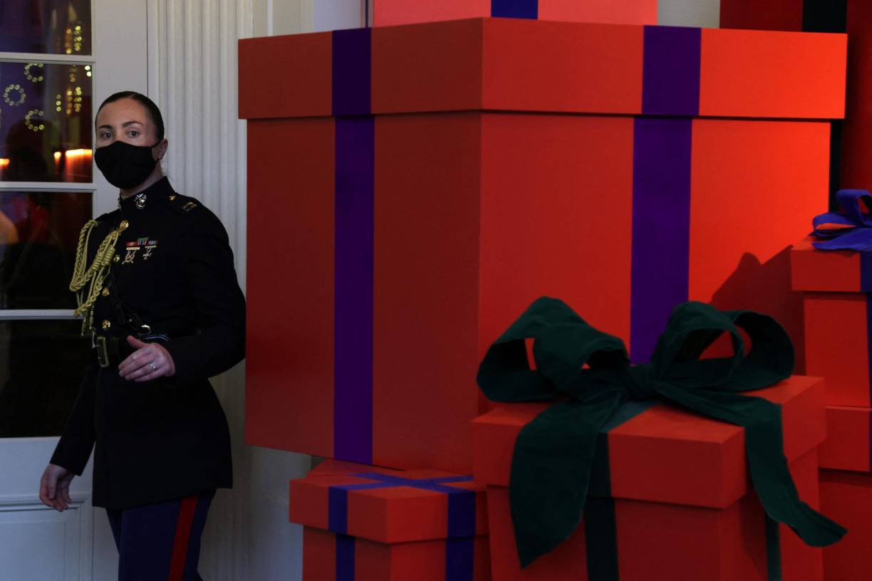 “Las cosas que consideramos sagradas nos unen y trascienden la distancia, el tiempo e incluso las limitaciones de una pandemia: la fe, la familia y la amistad; amor por las artes, el aprendizaje y la naturaleza; gratitud, servicio y comunidad; unidad y paz ”, escribieron Biden y su esposa, Jill, en una guía conmemorativa de las fiestas de la Casa Blanca de 2021.