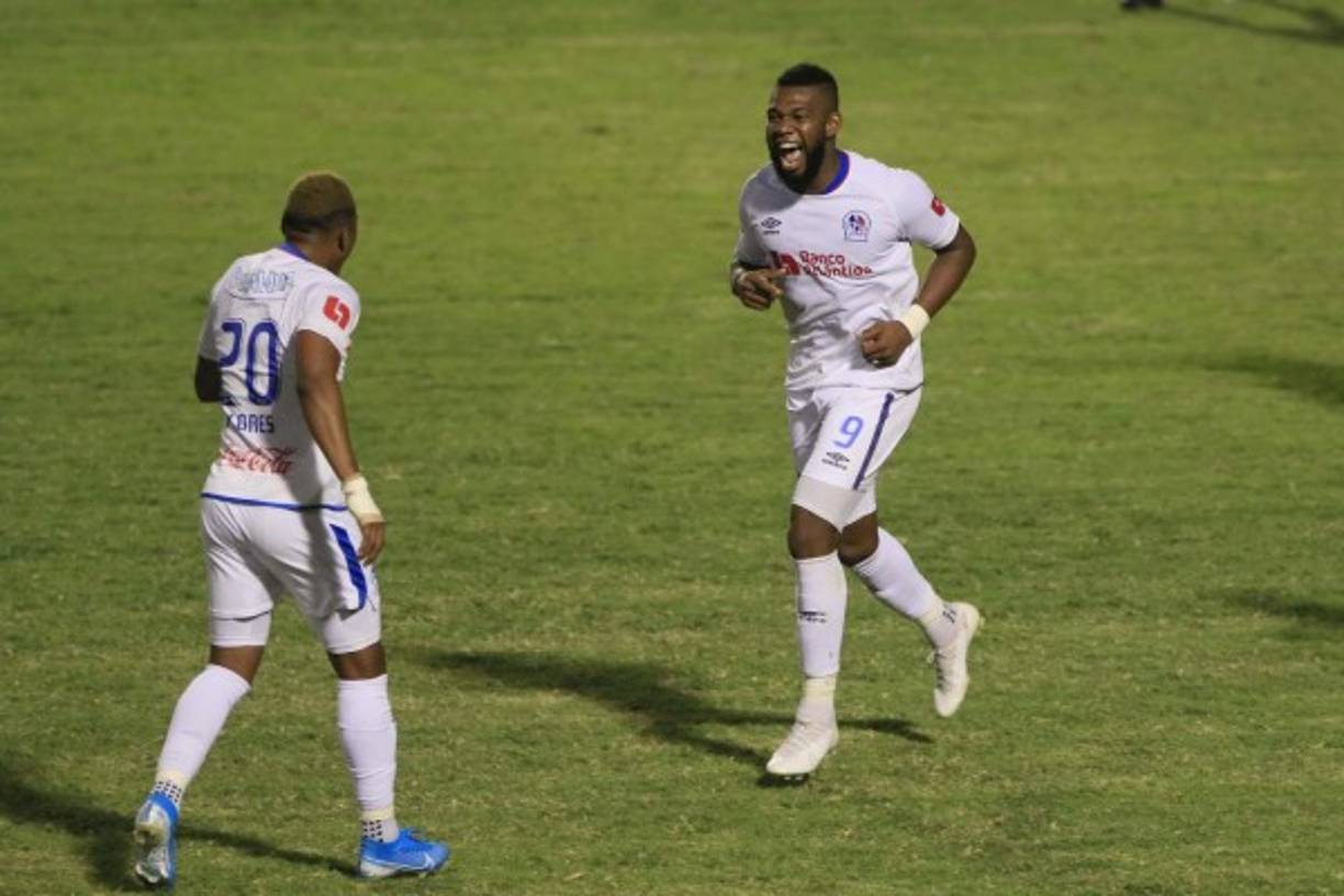 Jorge Benguché celebrando muy eufórico un gol con Deiby Flores.