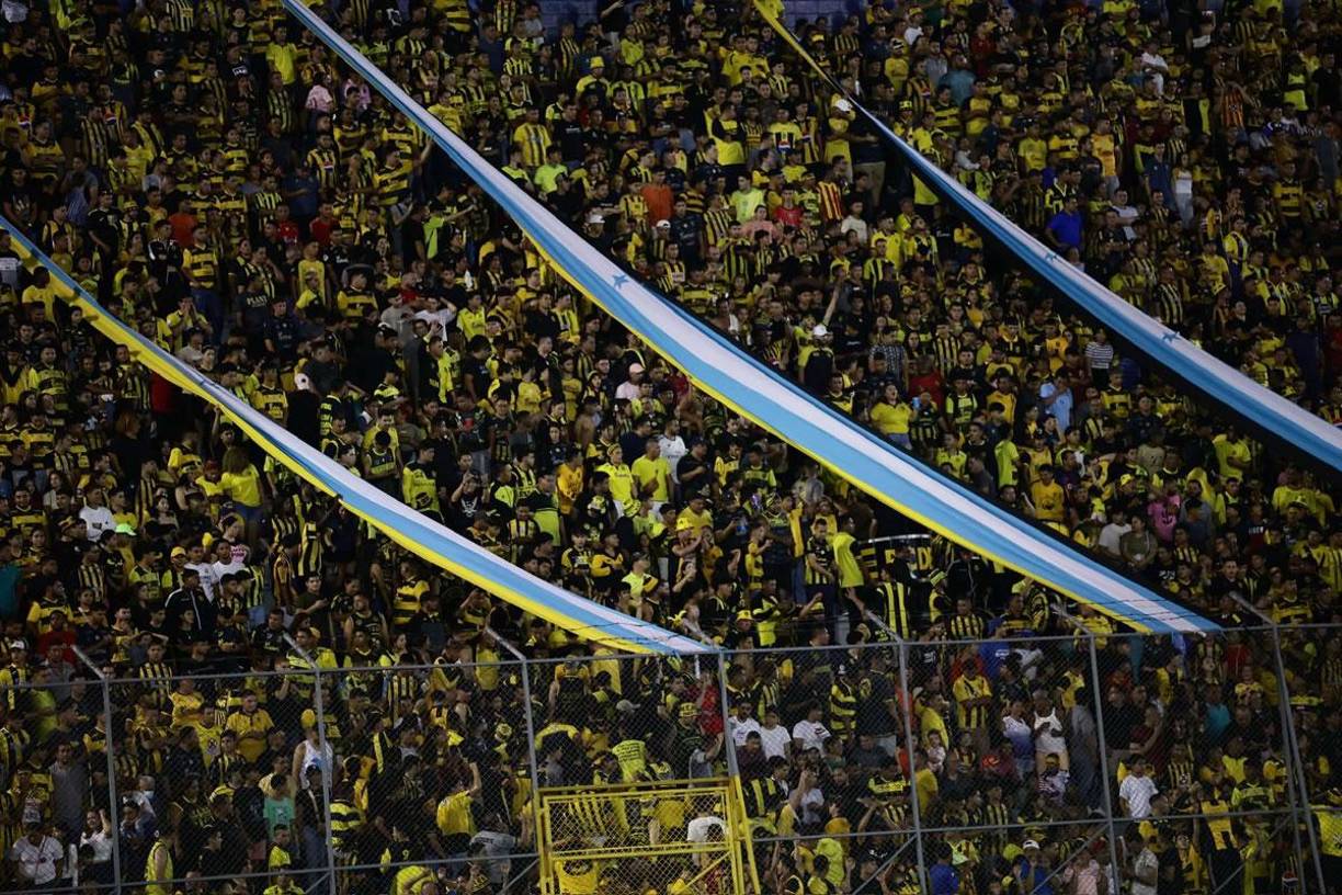 Los aficionados del Real España volvieron a disfrutar de un partido en el estadio Morazán y celebraron a lo grande con el triunfo.