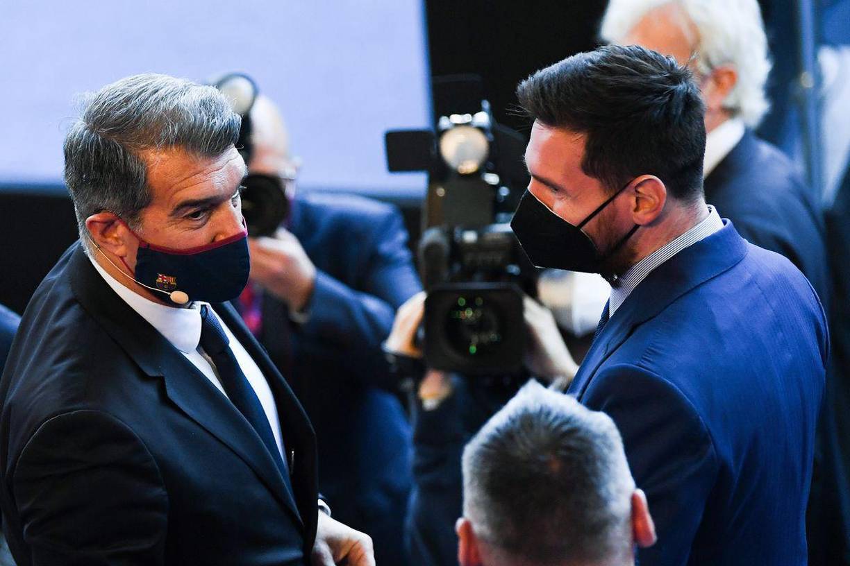 Reunión entre Laporta y Messi - Pasaron demasiadas cosas y ninguna fue agradable para ambos cuando el Barça decidió que no podía firmar la renovación del delantero. “Algo muy profundo se rompió entre el presidente y Leo, cuya relación previa era muy cercana”, cita el medio catalán.