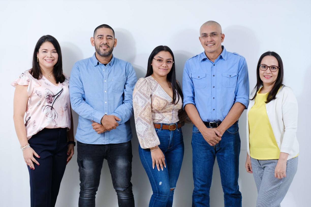 El 25 de mayo de cada año se celebra el Día del Periodista en Honduras, en honor a todos los profesionales que investigan, orientan e informan con base en la objetividad y transparencia.En el marco de la celebración, Diario LA PRENSA se enorgullece de exaltar la labor de su equipo periodístico.Un staff compuesto por profesionales con amplia experiencia y reconocida trayectoria, así como jóvenes valores de innato talento que se rigen bajo los principios de veracidad, ética, honestidad y rigurosidad.