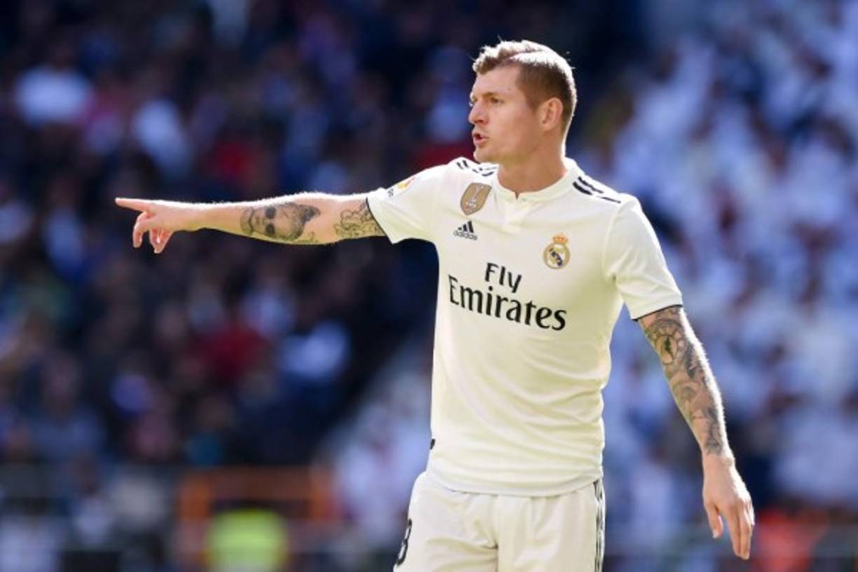 Toni Kroos - The Sun coloca al alemán en ese centro del campo de sueño que quiere el PSG. Los parisinos le ofrecerían al Real Madrid unos 80 millones de euros y un incremento de hasta 50 por ciento en su salario al mediocampista teutón.