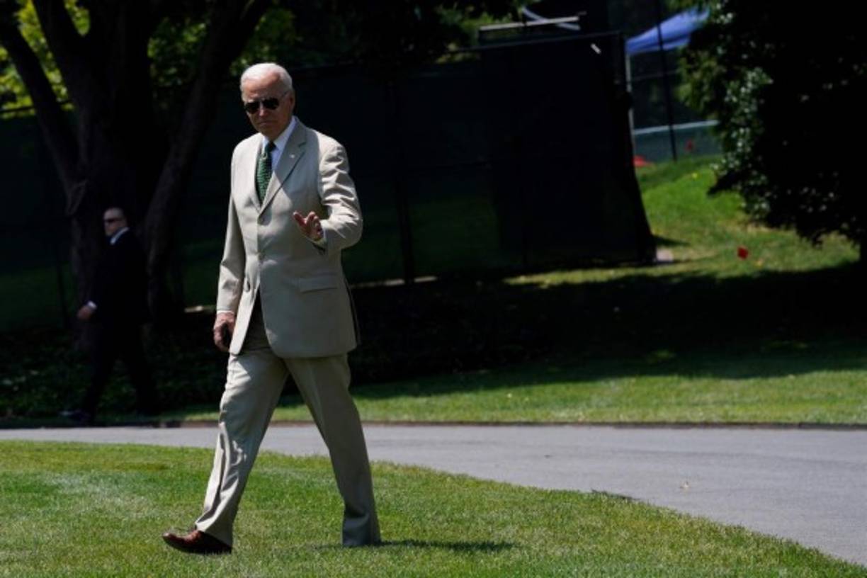 La decisión de Biden de llevar un traje en tono beige en una comparecencia ante la prensa no llamó la atención por sí misma, sino porque se produjo casi siete años después de que los comentaristas conservadores pusieran el grito en el cielo cuando Barack Obama (2009-2017) lució un modelo similar.