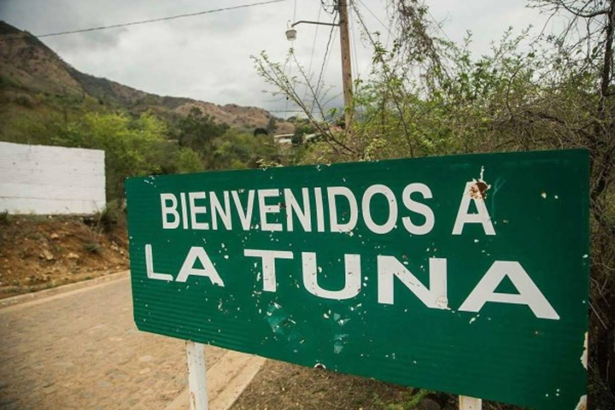 El rótulo de bienvenida a La Tuna también fue tiroteado por los sicarios.
